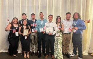 Estudiantes del RUM conquistan el primer lugar en competencia de construcción en madera