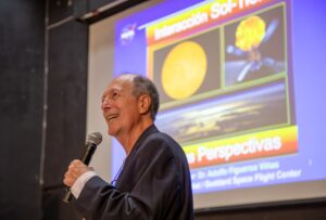 Adolfo Figueroa Viñas dando una conferencia.