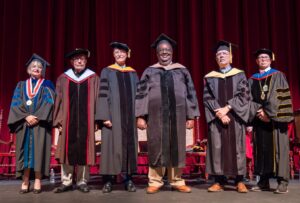 Paul Latortue, José Luis Ramos Escobar, Víctor Federico Torres Ortiz y James D. Ackerman acompañados por el presidente y Rectora de la UPR Río Piedras.