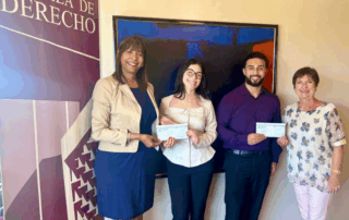 En la foto de izquierda a derecha, Decana Vivian I. Neptune Rivera, Naxzuara D. Rivera Silva, Gibrán Caraballo Bermúdez y Lcda. María de los Ángeles Garay, Directora Ejecutiva Fideicomiso para la Escuela de Derecho.