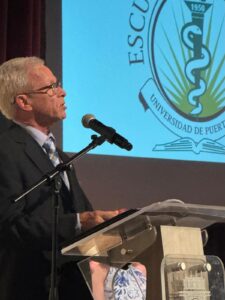 Miguel A. Muñoz Muñoz, Presidente Interino, en el podio dando un discurso a los graduandos.