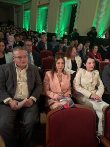 Estudiantes sentados en la graduación del Recinto de Ciencias Médicas