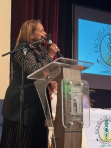 Persona en podio microfono en mano.