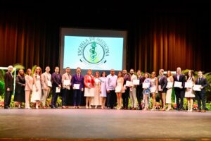 Graduación Recinto de Ciencias Médicas, Grupo de Médicos Internistas con sus certificados en mano.