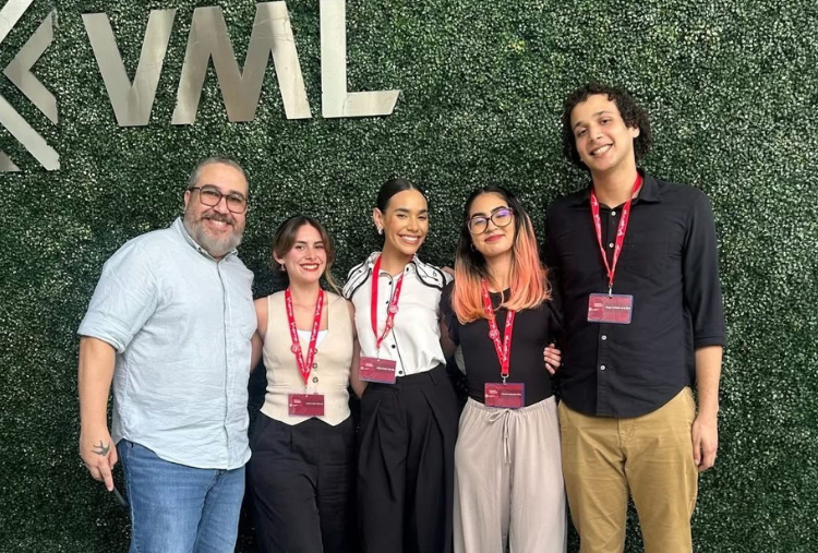 Estudiantes del Recinto de Río Piedras ganadores Cúspide de Oro junto al profesor Héctor Díaz