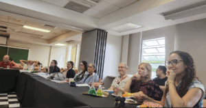 Invitados de la actividad sentados en el salón de conferencias.