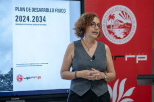 Otro ángulo mostrando a la Dra. Mayra Jiménez Montano presentando el Plan de Desarrollo Físico.