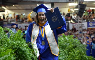 UPR Aguadilla gradúa a 281 nuevos profesionales en emotiva ceremonia