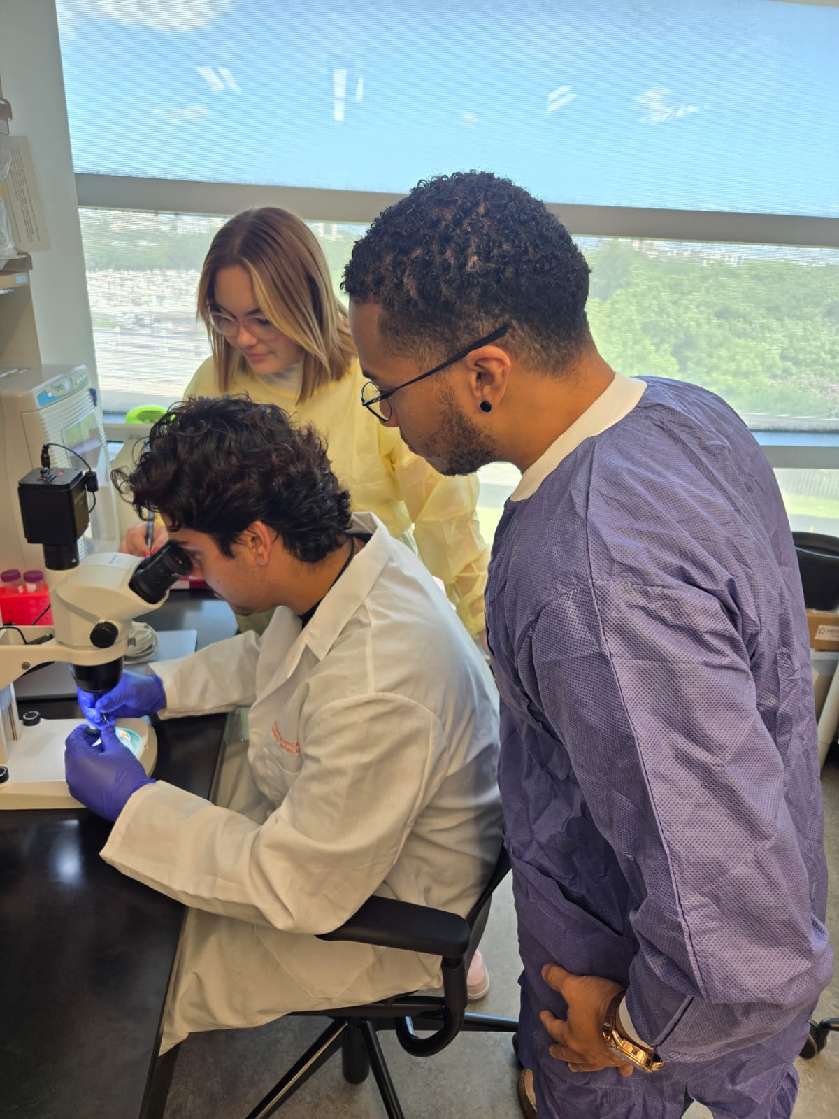 2 En el microscopio Matthew Mojer En el microscopio Matthew Mojer estudiante de Sagrado Corazon - Arelys Rivas estudiante RCM y Dr Jonathan Crooke postdoc del laboratorio de Mark Miller