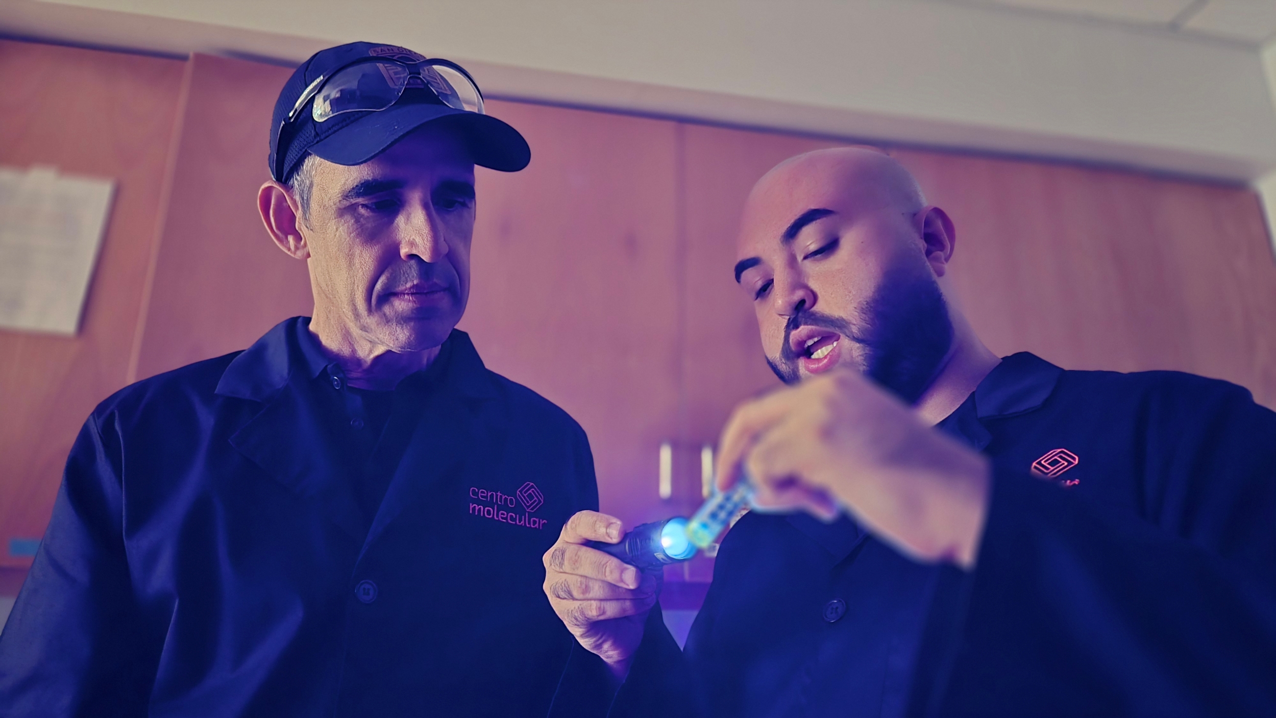 Dr Jose Rivera y el estudiante doctoral becado por la NSF Gustavo Porrata trabajando con fluorecencia en el Centro Molecular UPR Dr. Jose Rivera y el estudiante doctoral becado por la NSF Gustavo Porrata trabajando con fluorecencia en el Centro Molecular UPR