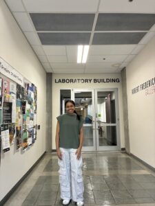 La estudiante Alondra G. Urrutia Santiago, del Recinto Universitario de Mayagüez de la UPR, frente al laboratorio