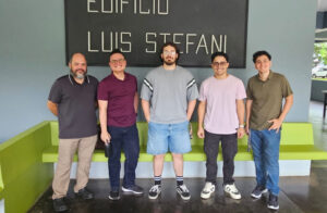 Grupo de estudiantes que inicia sus cursos en los nuevos programas graduados de Ingeniería de Software.