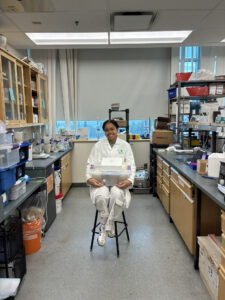 La estudiante Alondra G. Urrutia Santiago, del Recinto Universitario de Mayagüez de la UPR dentro de un laboratorio.