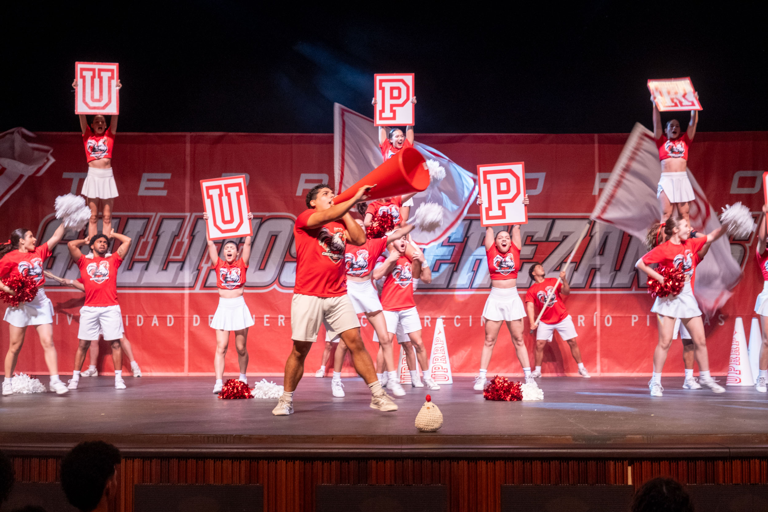 NuevoIngreso_Jueves-12 Porristas animando el evento.