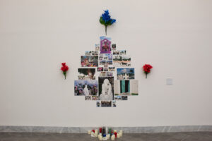 Obra en pared de Pablo C. Padrón Carona, Paisaje mortuorio, de la serie Tumbas y flores, Surcos, MUSA (Museo de Arte UPR-Mayagüez)