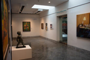 Vista de sala, Surcos, MUSA (Museo de Arte UPR-Mayagüez) - tercer punto de ista - cuadros y esculturas