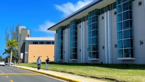 Vista lateral de la Biblioteca Enrique A. Laguerre de la UPR en Aguadilla