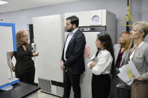 Sebastián Negrón Reichard, secretario del Departamento de Desarrollo Económico y Comercio visitando las instalaciones.
