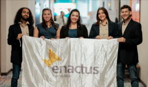 Equipo UPR-Utuado Sosteniendo un cruza-calle de Enactus