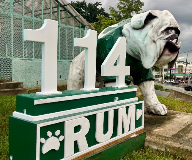 114 y Escultura Tarzán Letrero de los 114 años del RUM junto a estatua de mascota Tarzan.