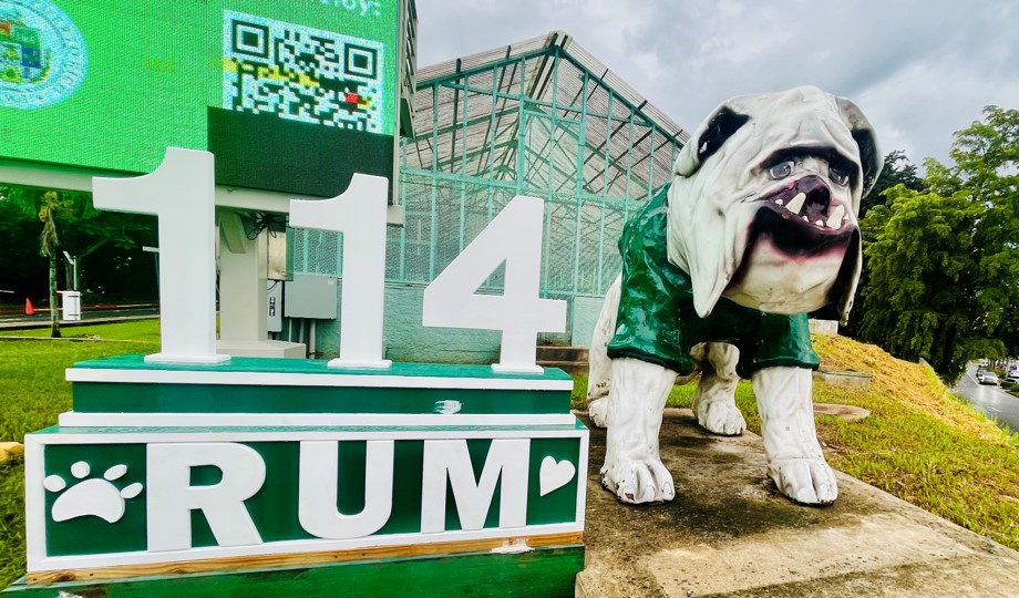 114 y Escultura Otro ángulo del Letrero de los 114 años del RUM junto a estatua de mascota Tarzan.
