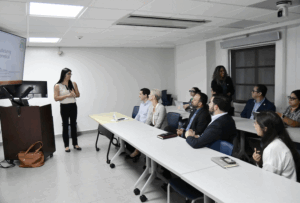 Sebastián Negrón Reichard, secretario del Departamento de Desarrollo Económico y Comercio, observando una presentación.