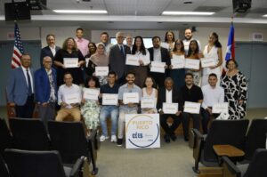 Foto grupal del Cuarto Cohorte con certificados en las manos.
