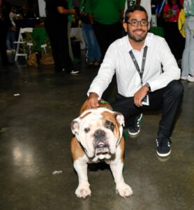 Dr. Jonathan Muñoz posando junto a Tarzán, mascota de la UPR Recinto de Mayagüez