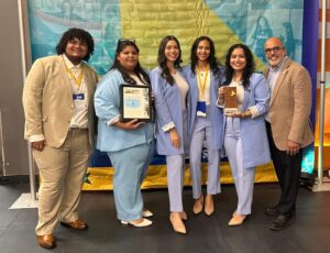 Equipo UPR-Humacao con certificados y trofeo en mano.