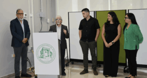 Parte del equipo de trabajo del Proyecto Resiliencia y Acción, Investigación Climática y sus Efectos en la Sociedad, conocido como RAICES, del RUM. Desde la izquierda: los doctores Manuel Valdés Pizzini, Héctor J. Jiménez González, Giovanni Seijo Ellis, Alexandra Ramos y como apoyo en la parte administrativa, Virginia D. Figueroa.