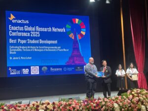 Toma alejada de Dr. Javier E. Pérez Lafont obteniendo el certificado de reconocimiento.