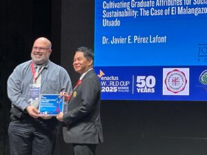 Dr. Javier E. Pérez Lafont sosteniendo reconocimiento.