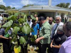 Agustín Rullán Toro, rector del RUM y el licenciado Eliezer Ramos Parés, secretario de Educación compartiendo fuera del edificio con estudiantes y profesores.