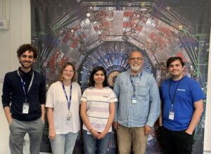 El doctor Sudhir Malik (segundo desde la derecha), junto a sus estudiantes (desde la izquierda), Roy Cruz, Tetiana Mazuret, Richa Sharma y Guillermo Fidalgo