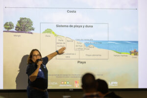 Maritza Barreto Orta mostrando una proyección en el taller de erosión de costas.