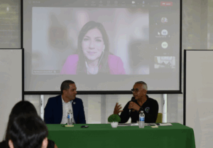 El panel de expertos estuvo compuesto, desde la derecha: por Ernesto Rodríguez, director de la Oficina en San Juan del Servicio Nacional de Meteorología (NWS); Alberto Trabal Alicea, director regional del Negociado de Manejo de Emergencias y Administración de Desastres de Puerto Rico (NMEAD); y Ada Monzón, jefa de Meteorología de WAPA TV, quien asistió de manera virtual.