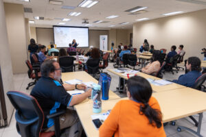 Público presenciando el taller sobre erosión de costas.
