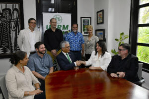 el rector del RUM, doctor Agustín Rullán Toro felicitando a la doctora Alondra Díaz Lameiro