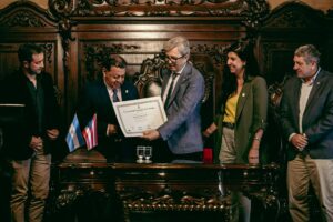 El doctor Luis Edgardo Suárez Colche recibiendo el certificado.