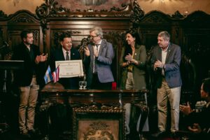 El doctor Jhon Boretto, rector; la doctora Magalí Carro Pérez, decana de la Facultad de Ciencias Exactas, Físicas y Naturales (FCEFyN); y el ingeniero Daniel Lago, secretario general de la UNC, felicitando a Luis Edgardo Suárez Colche