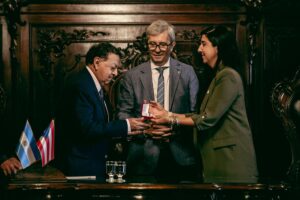 Luis Edgardo Suárez Colche recibiendo premio.