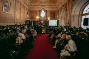 Vista del salon con participantes del evento.