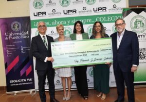 El Recinto Universitario de Mayagüez celebró la firma oficial del Fondo Dotal Ingeniero Fernando L. Sumaza Laborde (a la derecha) , con una aportación inicial de $200 mil destinada a apoyar a estudiantes de Ingeniería Civil, Eléctrica, Industrial y Mecánica