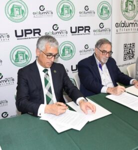 Desde la derecha, el rector Agustín Rullán Toro y el ingeniero Fernando L. Sumaza Laborde, firman el acuerdo de establecimiento de un fondo dotal