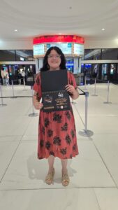 Laura Teresa Del Rosario Martínez Torres sosteniendo el premio de Mejor Dirección de Arte del evento "48 hour film project" para su cortometraje "Tiro al blanco"