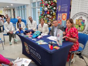 Dras. Ariana Alvarado y Alondra Martín, Residentes de Pediatría Dr. Ricardo García, Intensivista Pediátrico del Hospital Pediátrico Universitario Dra. Nerian Ortiz, Directora del Departamento de Pediatría de la Escuela de Medicina del RCM-UPR Dr. Víctor L. Ramos, Secretario de Salud Dra. Milagros Martín, Directora del Programa de Emergencias Médicas Pediátricas del RCM-UPR 