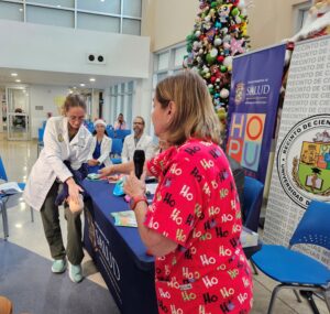 Doctora con bebe boca abajo, aplicando tecnica.