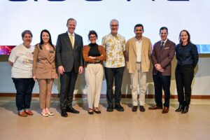 Facultativos y conferenciantes junto con la Rectora Interina, Dra. Yasmín Pedrogo (segunda de izquierda a derecha), y la coordinadora del evento y Catedrática Auxiliar del Departamento de Anatomía y Neurobiología, Dra. Yancy Ferrer (última a la derecha)
