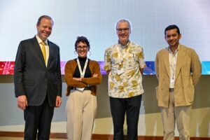 (En orden de izquierda a derecha) Dr. Robert Friedlander; Dra. Claudia Lugo; Dr. Victor Ambros; y Dr. Dhananjay Bambah-Mukku.