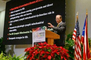 Orador en podio dando una conferencia.